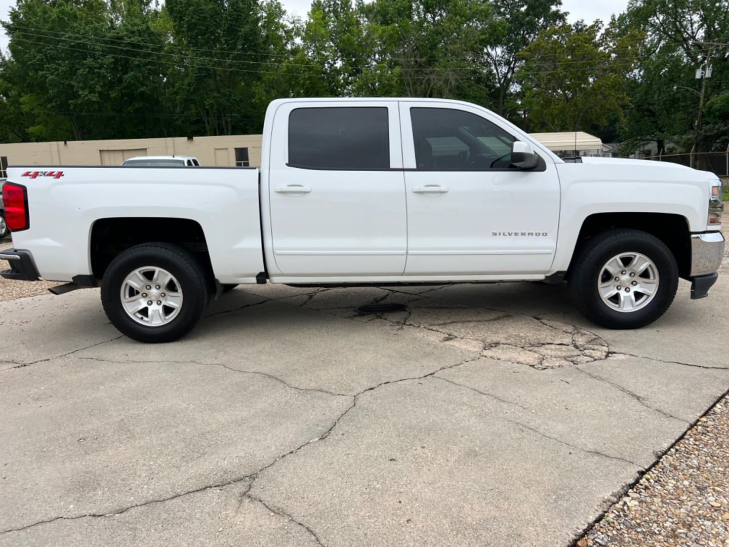 2018 White /Gray Chevrolet Silverado 1500 LT (3GCUKREC2JG) with an 5.3L V8 engine, Automatic transmission, located at 4520 Airline Hwy, Baton Rouge, LA, 70805, (225) 357-1497, 30.509325, -91.145432 - 2018 Chevrolet Silverado Crew Cab LT 4X4 5.3 V8 Gas, 142K Miles, Power Windows, Locks & Mirrors, Cold A/C, Transmission Has 12 Month Warranty, Tow Pkg, Good Tires. FOR INFO PLEASE CONTACT JEFF AT 225 357-1497 CHECK OUT OUR A+ RATING WITH THE BETTER BUSINESS BUREAU WE HAVE BEEN A FAMILY OWNED AND OPE - Photo#4